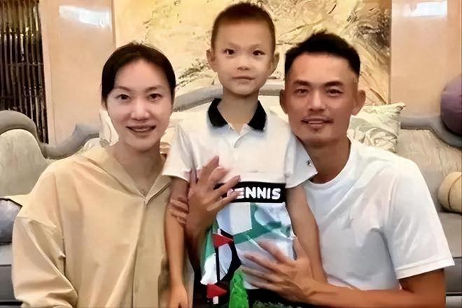 林丹送8岁儿子西班牙学网球谢杏芳和婆婆陪读住大别墅很享受