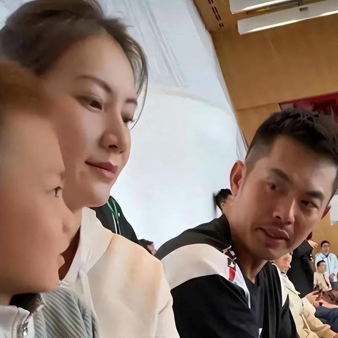 林丹送8岁儿子西班牙学网球谢杏芳和婆婆陪读住大别墅很享受(图3)