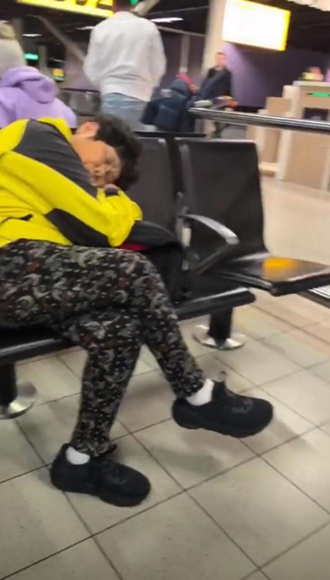 林丹送8岁儿子西班牙学网球谢杏芳和婆婆陪读住大别墅很享受(图5)