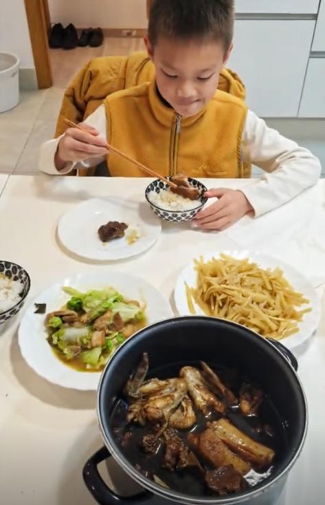 林丹送8岁儿子西班牙学网球谢杏芳和婆婆陪读住大别墅很享受(图14)
