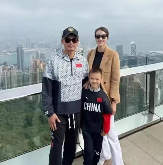 林丹8岁儿子去西班牙学网球媳妇和婆婆陪读自己在家舒服了(图9)