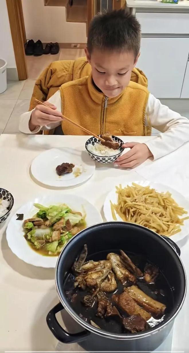 林丹8岁儿子去西班牙学网球媳妇和婆婆陪读自己在家舒服了(图11)