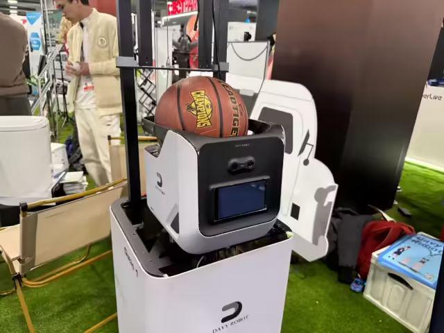 智能篮球训练机器人Datic 1亮相CES 2025：AI追踪 + 自动回传售价1000美元(图1)