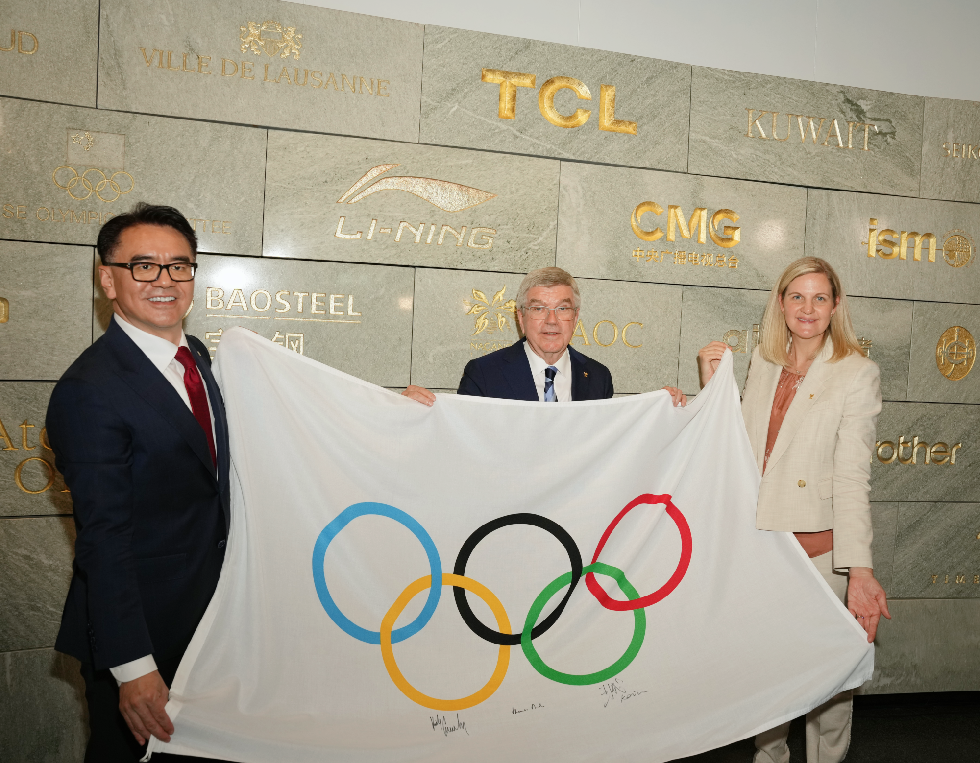 TCL助力奥林匹克博物馆展品呈现 巴赫与考文垂共同为TCL“纪念砖”揭牌(图1)