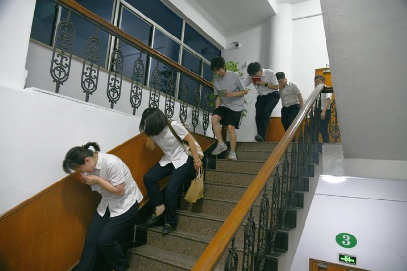 筑牢消防安全防线-工行绍兴诸暨支行开展消防安全培训及应急演练(图2)