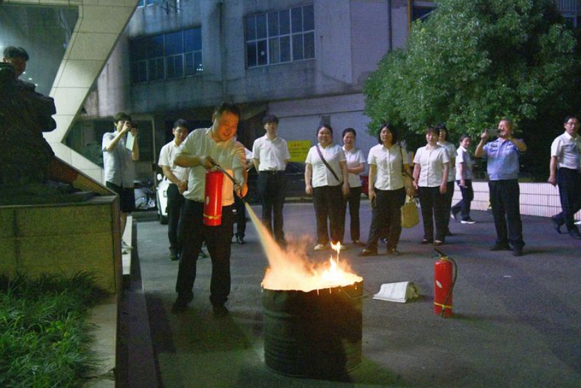 筑牢消防安全防线-工行绍兴诸暨支行开展消防安全培训及应急演练(图3)