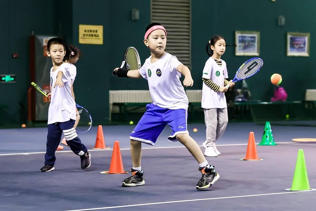 粤西青少年网球新希望：香港赛马会助力大湾区网球培训启动