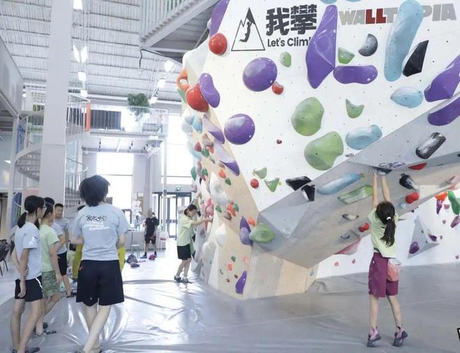 游学不火了小学生挤进攀岩馆(图2)