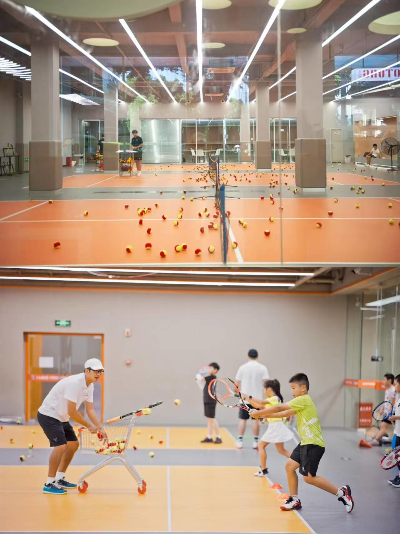 青少年网球盛宴：小海豚志愿者为十五运会助力