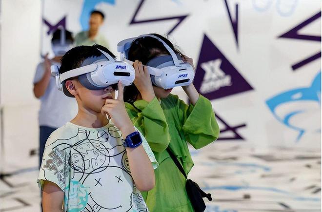 显示龙头康冠科技发布首款KTC AI交互眼镜；小鹏P7新增AR互动游戏(图5)