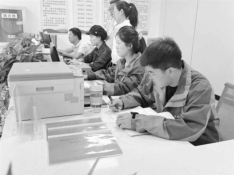 培训强技能 岗位送上门——积石山县以精准就业服务助力搬迁群众安居乐业-新华网(图1)