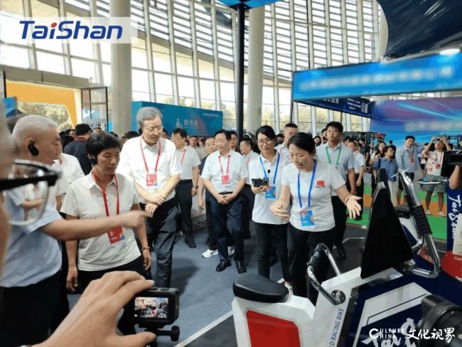 泰山体育携亲子健康魔方、智能公交站亭亮相山东体博会斩获双奖彰显中国智造(图2)