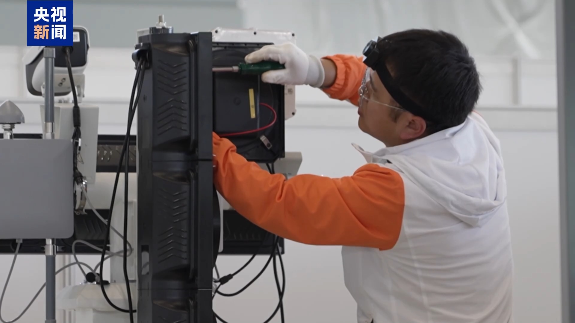 全国技能大赛炫“科技范儿” 机器人“管家”现场上岗(图2)