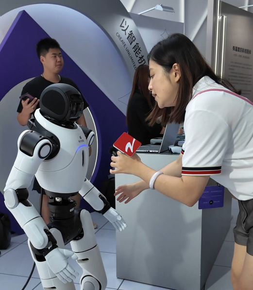 中国蓝观察丨2025云栖大会来了！AI这次真的“落地干活”了