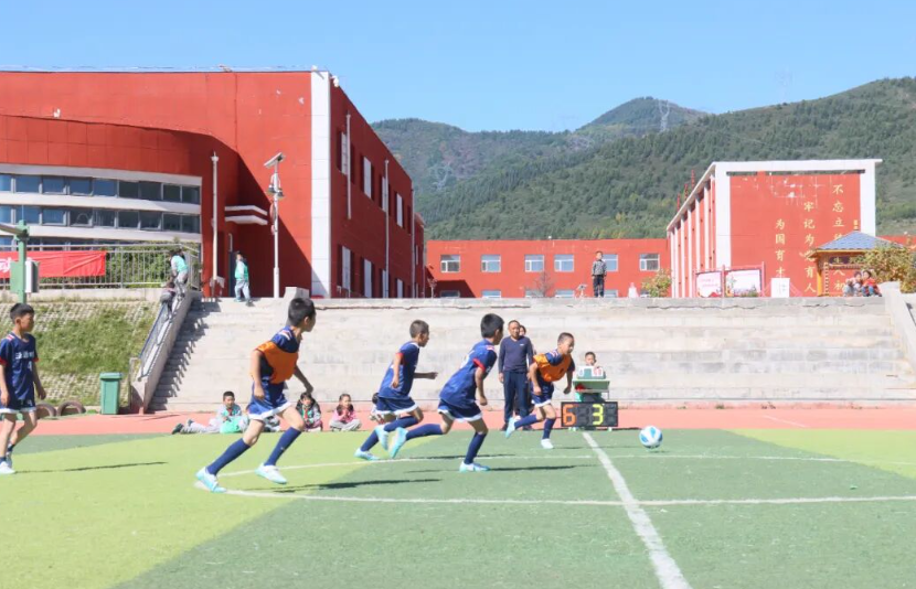 喜迎国庆智竞未来泾源县第四小学首届AI智慧体育学生田径运动会举行(图2)