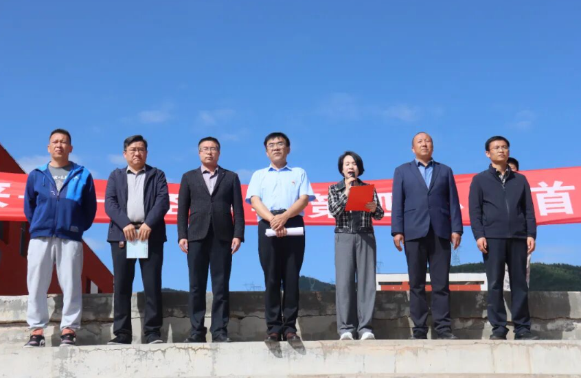 喜迎国庆智竞未来泾源县第四小学首届AI智慧体育学生田径运动会举行