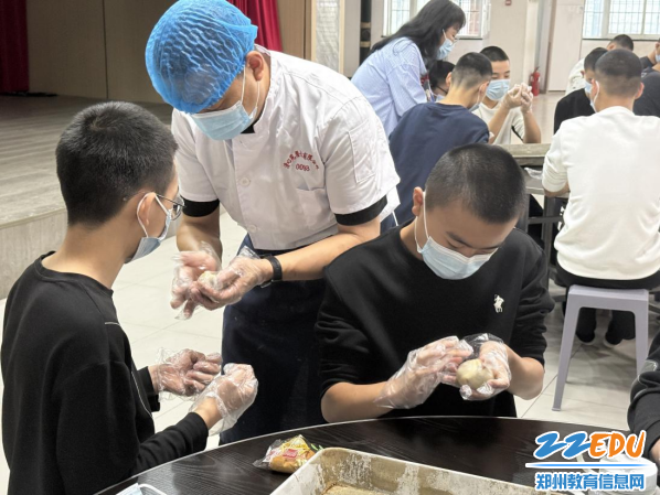 郑州市第九十九中学南校区开展中秋月饼制作活动(图2)