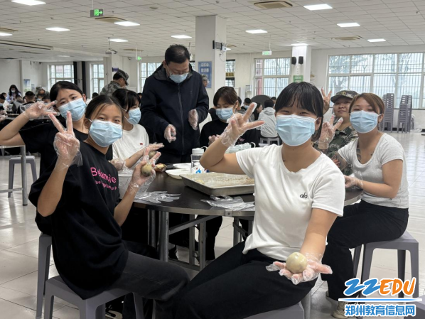 郑州市第九十九中学南校区开展中秋月饼制作活动(图3)