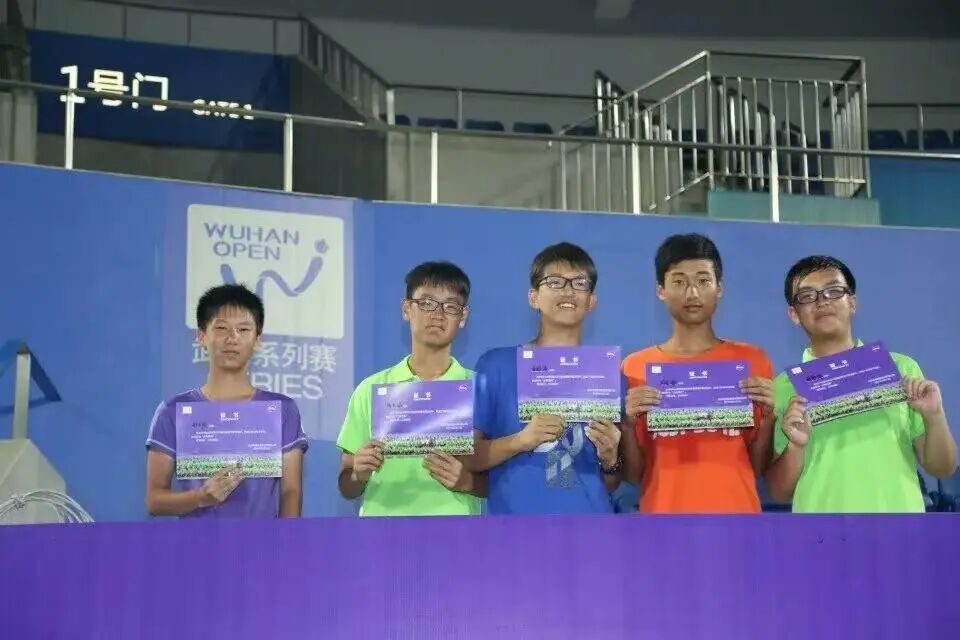 男子连续参与8届武网：从当球童到培训师 靠网球考上大学(图2)