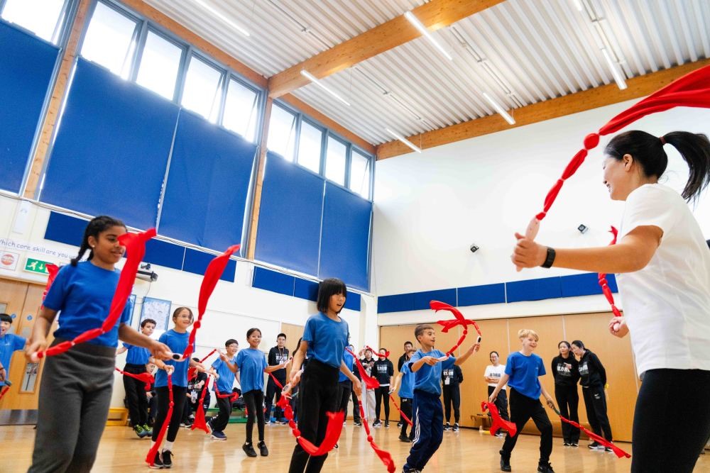 一堂特别的体育课：中国教师在英国教跳绳