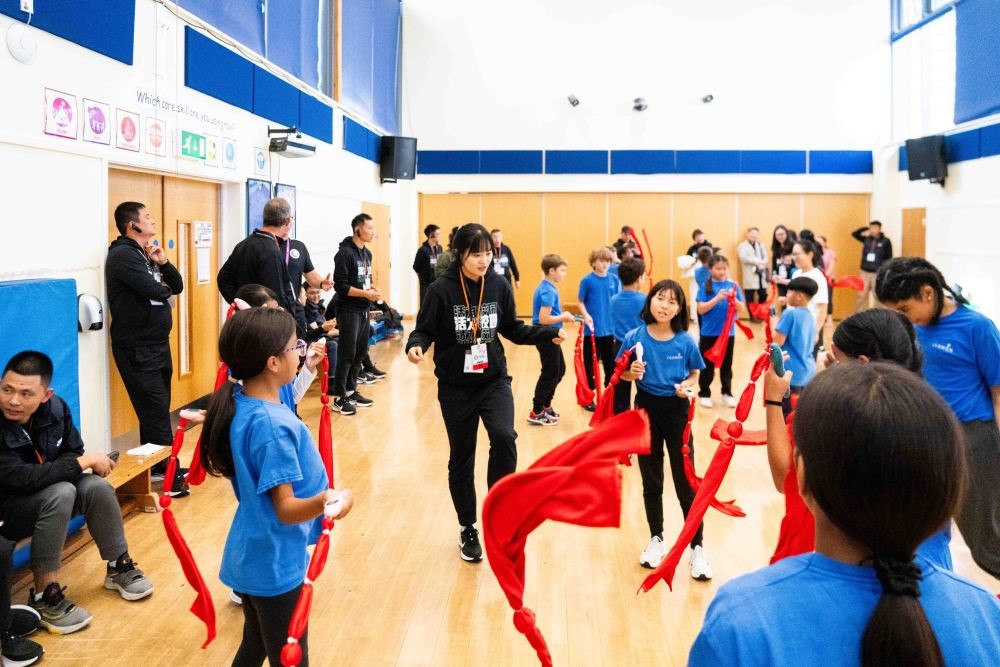 一堂特别的体育课：中国教师在英国教跳绳(图2)