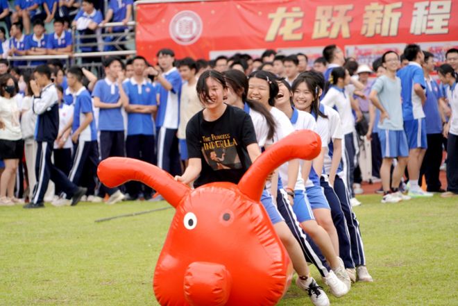 高三活力满满！操场这一幕惊呆考察团深圳名校重新定义教育(图3)