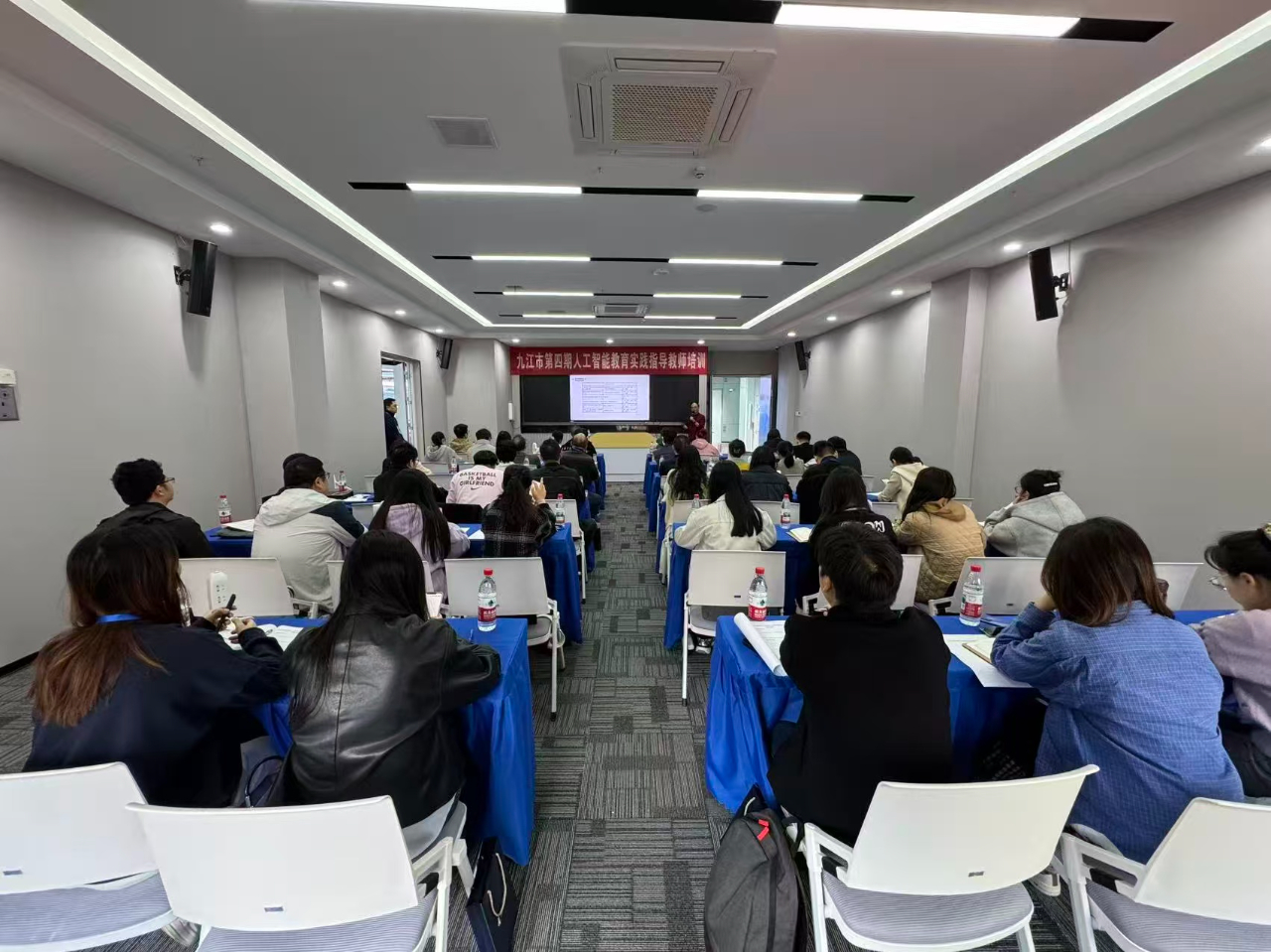 九江市第四期人工智能教育实践指导教师培训圆满结束(图4)