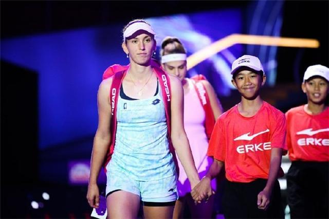 国货品牌助力顶级网球赛事：鸿星尔克成为2025WTA年终总决赛官方赞助商(图5)