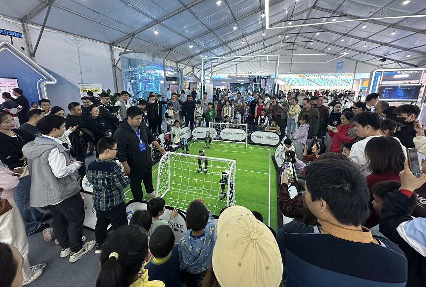 和机器人下五子棋、听车内无麦K歌……2025讯飞1024开发者节科技嘉年华亮点纷呈(图2)