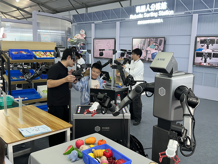 和机器人下五子棋、听车内无麦K歌……2025讯飞1024开发者节科技嘉年华亮点纷呈(图3)