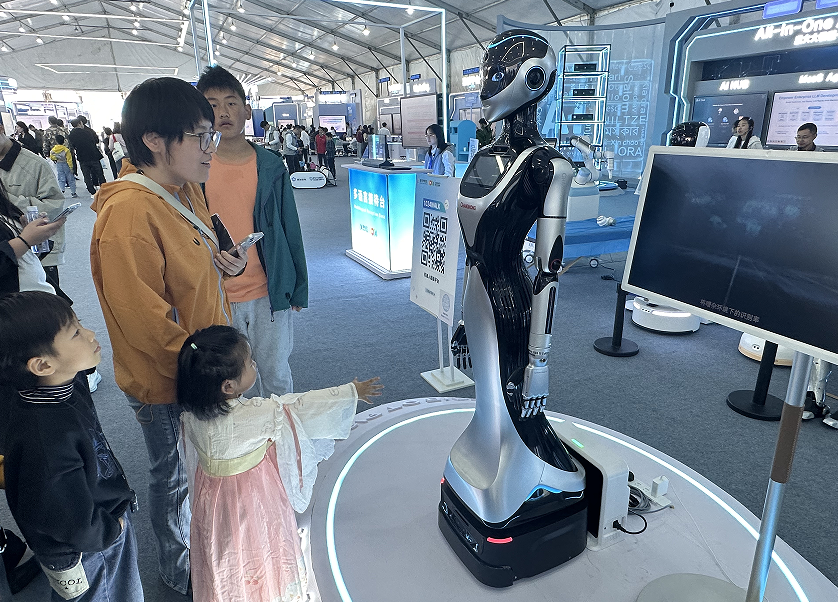 和机器人下五子棋、听车内无麦K歌……2025讯飞1024开发者节科技嘉年华亮点纷呈(图4)