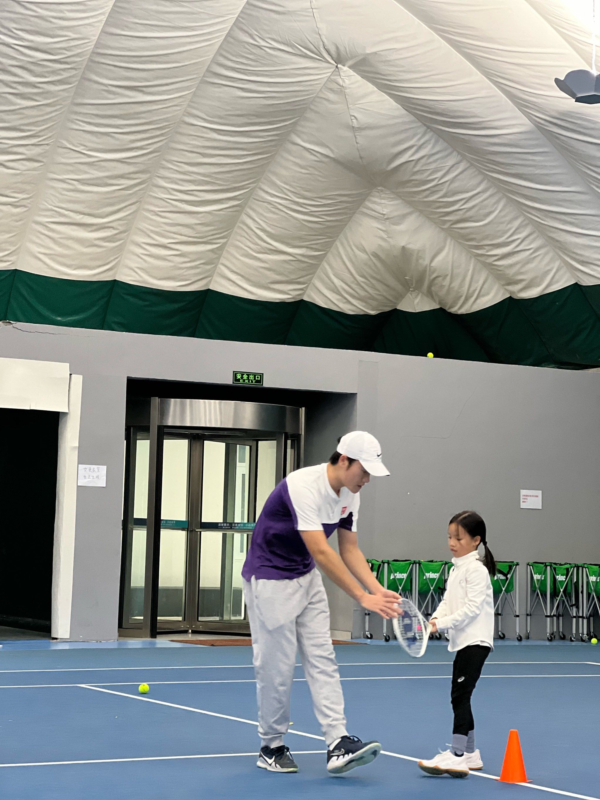 社区网球场的烟火气