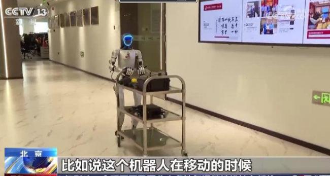 众擎T800机器人引台媒惊呼 机器人踢技震撼全场(图1)