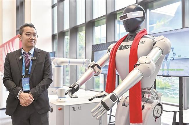 众擎T800机器人引台媒惊呼 机器人踢技震撼全场(图2)