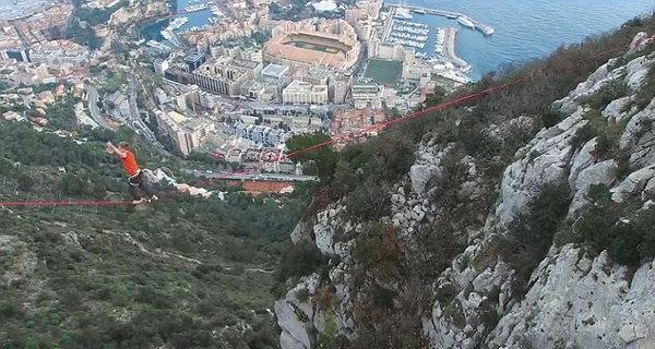 外国牛人60米高峡谷间挑战走绳运动震惊网友(图2)