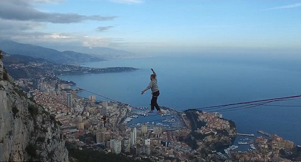 外国牛人60米高峡谷间挑战走绳运动震惊网友