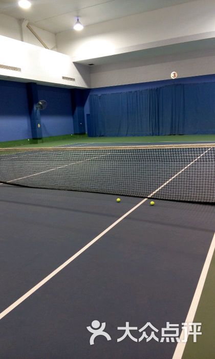 趣炼网球学院的私教课程线元就能享受到一节精品网球课程让你的技能飞跃！体育馆里花儿开得正艳和朋友一起来学习打球吧！