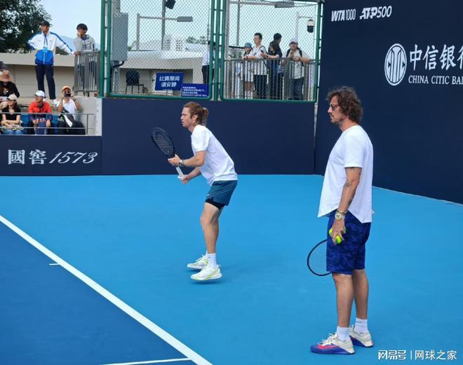 卢布哭诉萨芬式铁血训练正杀死自己丝袜称当今女网水平趋于一致(图2)