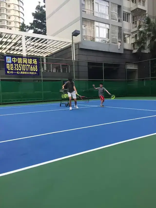 一场拳击比赛硬塞3个橄榄球运动员！格斗沦落为转型者饭碗