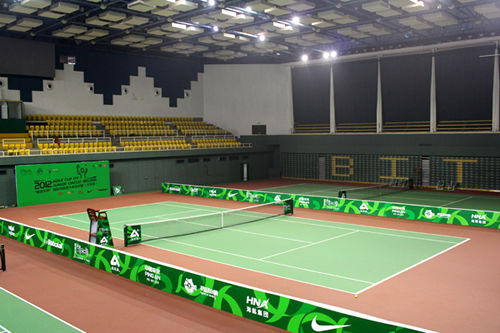 武汉兴起24小时智能网球馆夜间运动新选择