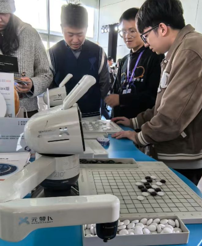 “元萝卜”会下棋网球教练是AI？阿里云展颠覆对机器人的想象