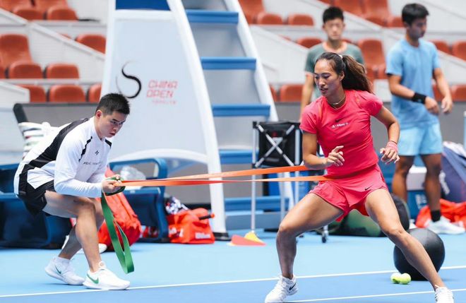 郑钦文提前14天备战中网：疑似更换体能师 短暂休假后状态更佳(图8)