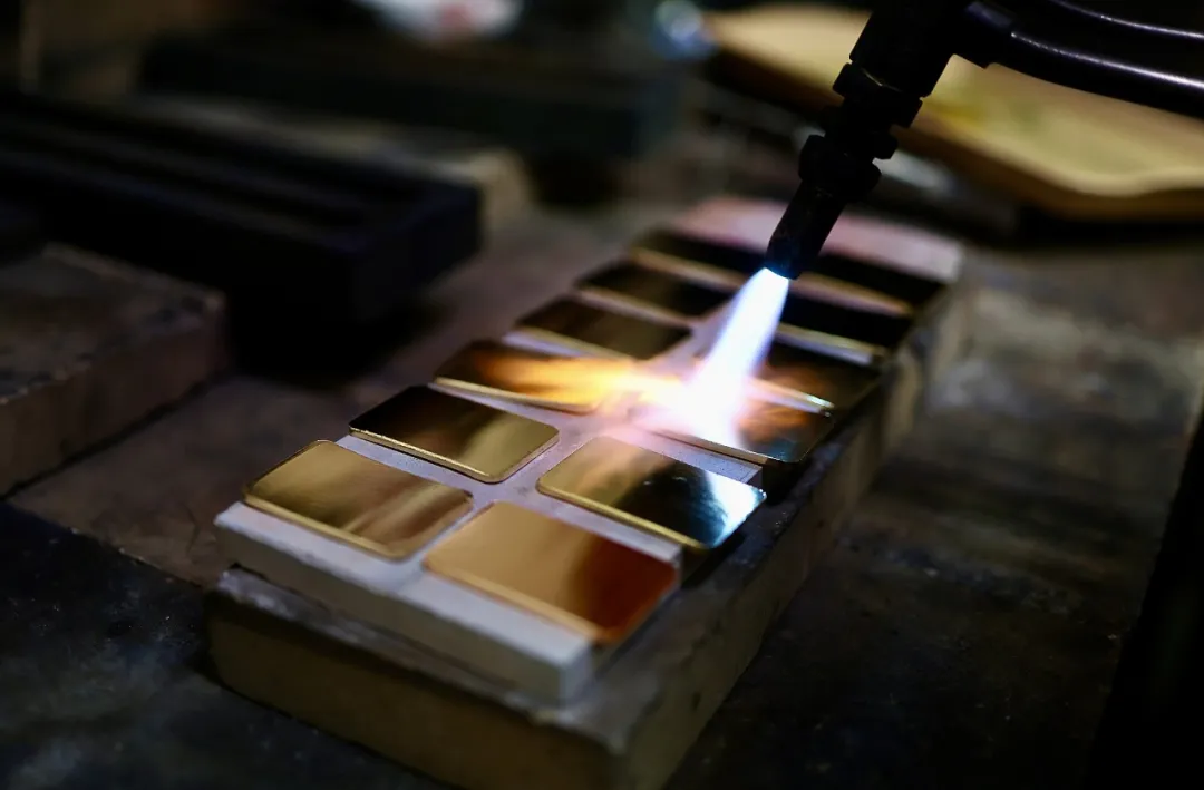 首饰金价高涨年轻人掀起“打金热”