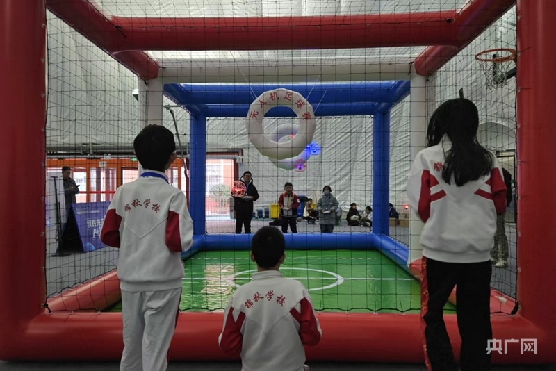 北京海淀举行青少年机器人科普竞技活动 当青少年遇到AI迸发出哪些新创想？