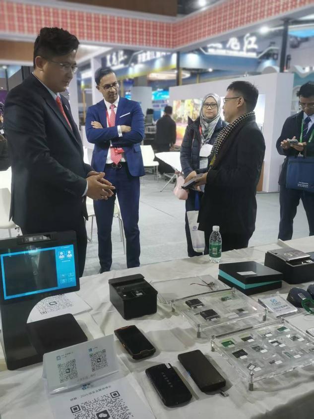 绿博会首日中软高科“护照识读”和“智能体终端”技术获马来西亚官员高度认可