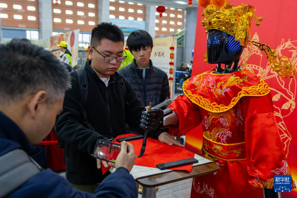 机器人“上岗”护航春运-新华网(图2)