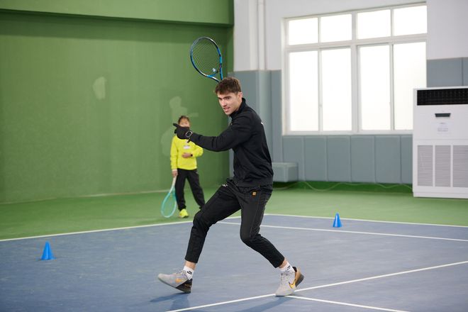 西班牙纳达尔网球学院首次落地苏州 举办网球训练营(图1)