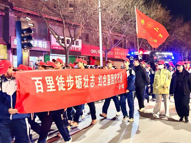 “长征路”常走常新 宁夏固原连续31年组织师生徒步百里祭英烈(图2)