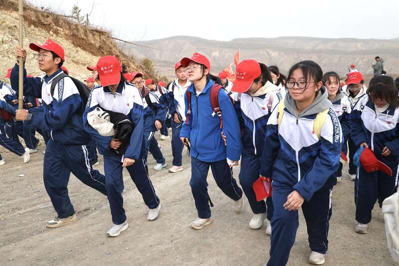 “长征路”常走常新 宁夏固原连续31年组织师生徒步百里祭英烈(图3)