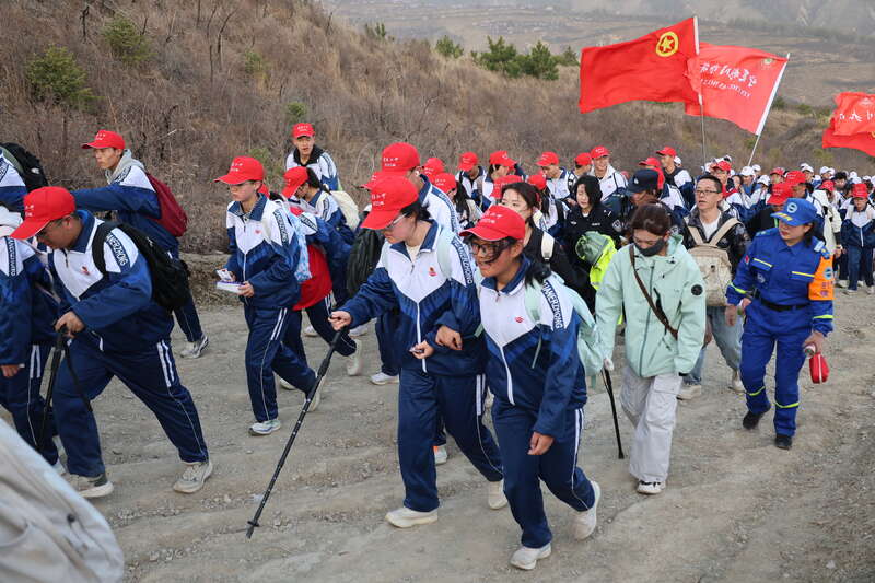 “长征路”常走常新 宁夏固原连续31年组织师生徒步百里祭英烈(图5)